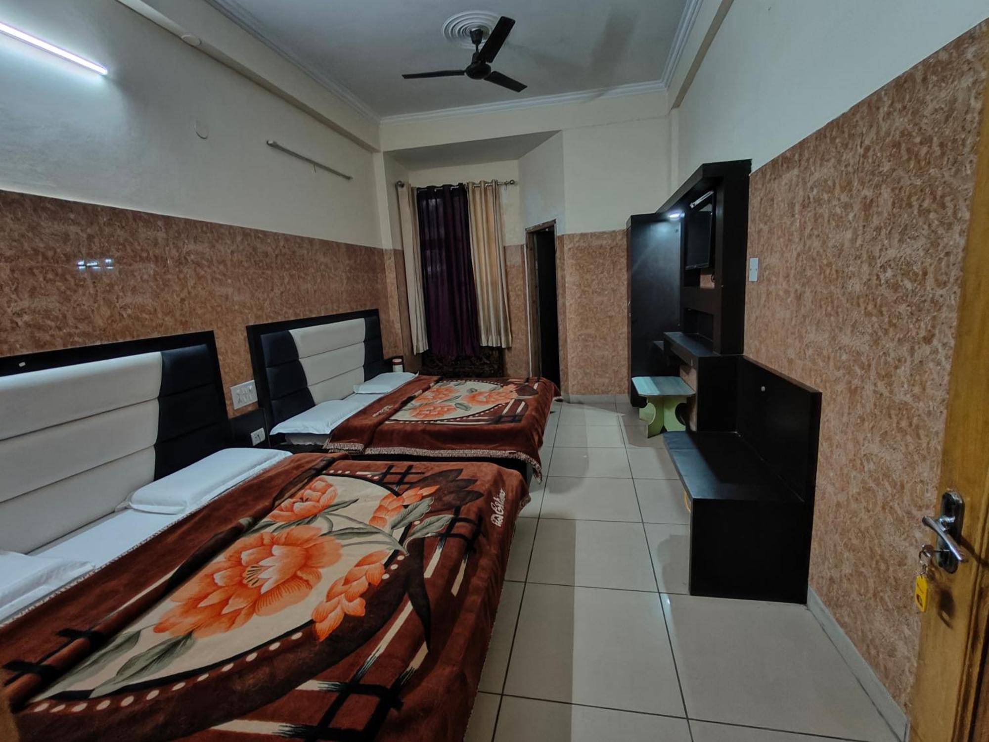 Aashirwad Hotel Katra  Εξωτερικό φωτογραφία